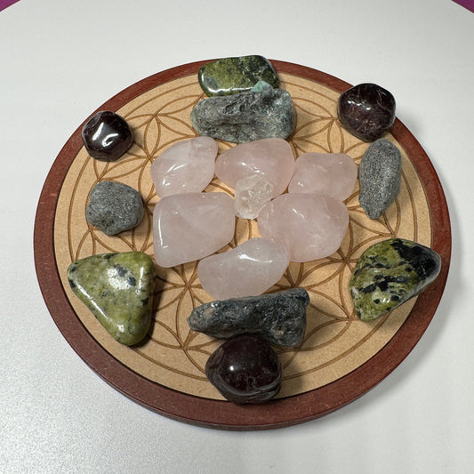 Crystal Grid and Stones for Love: Crystal, Rose Quartz, Emerald, Garnet, Jade