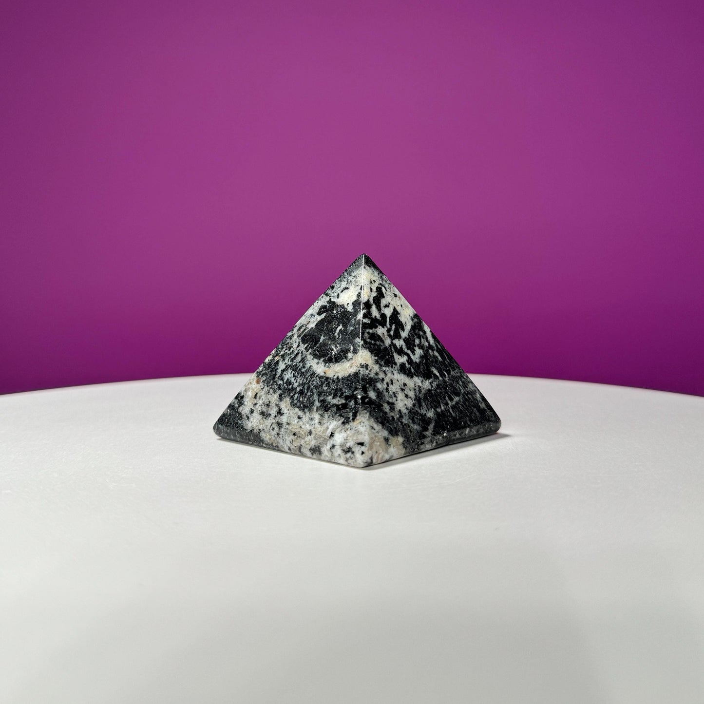 Orbiculite Pyramid (Australia) (Shortwave UV Reactive)